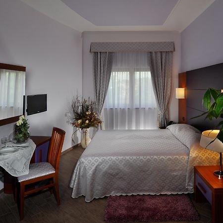 Hotel Roma Tiburtina Metro Ngoại thất bức ảnh