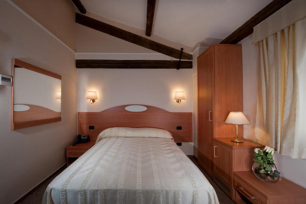Hotel Roma Tiburtina Metro Ngoại thất bức ảnh